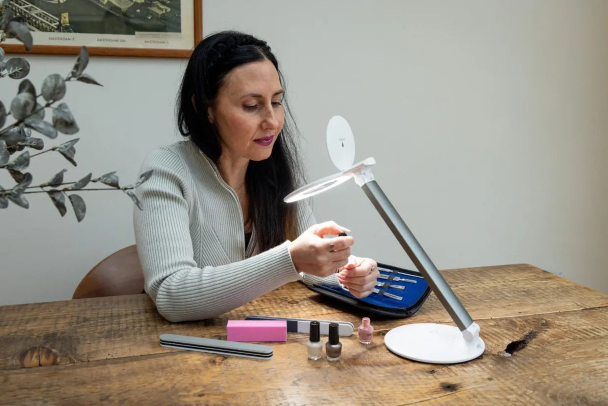 Daylight Company Halo Go 2, Portable Rechargeable Magnifying Lamp - U25400