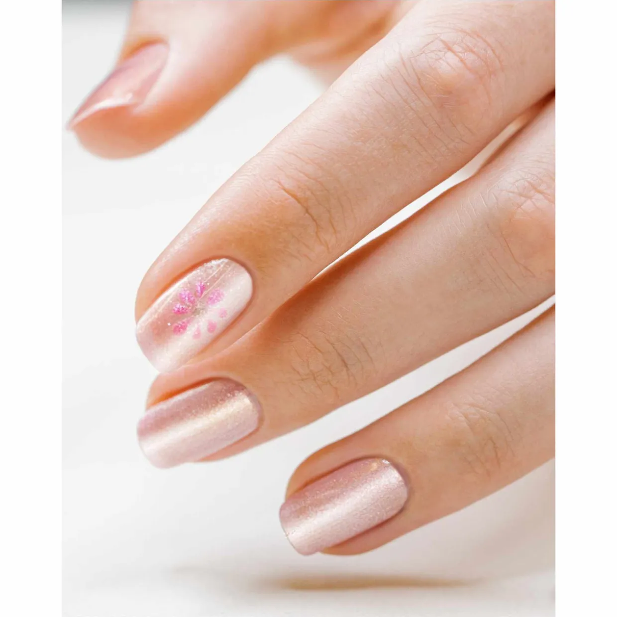 Gelish Pure Velvet Soak-Off Gel Polish "Irresistible Force", Light Pink Cat-Eye, 15 mL | .5 fl oz - 1110507